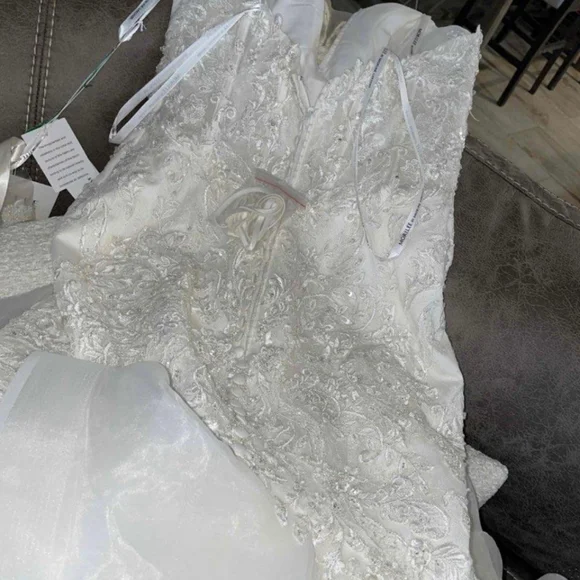 Wedding dress - Picture 3 of 6